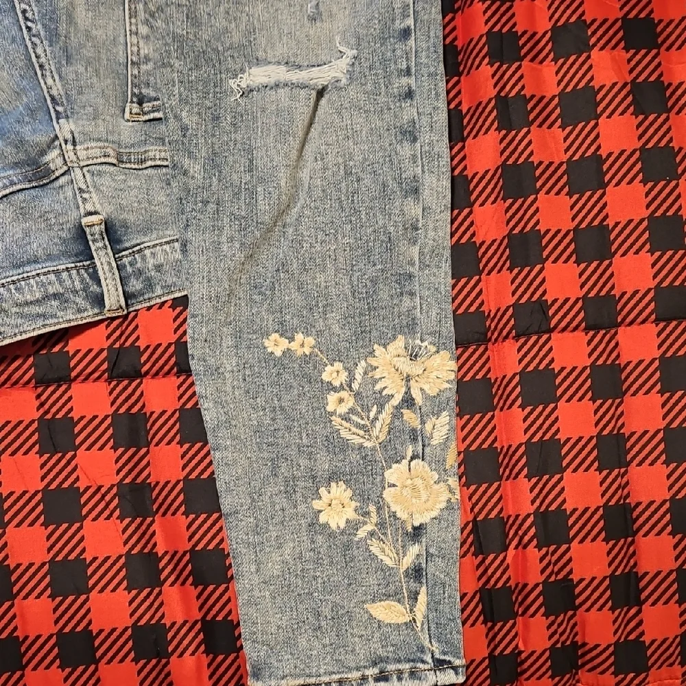 Lucky Brand Light Blue Boyfriend Jeans with Cream Floral Design - Picture 4 of 4